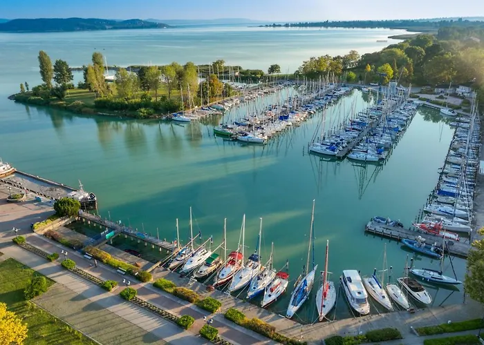 弗尼克斯酒店 Balatonföldvár